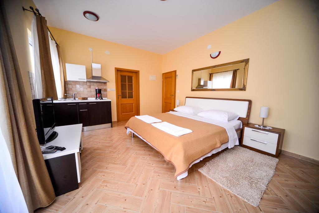 Apartments Dalmacija Starigrad Paklenica Room photo
