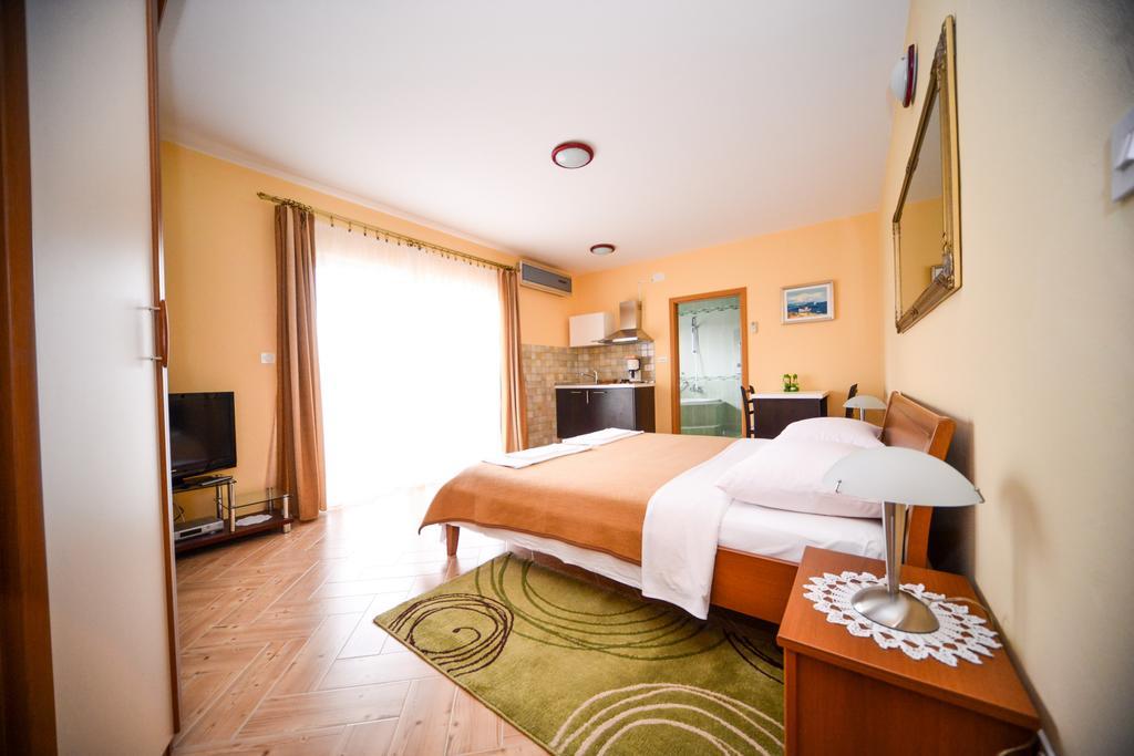 Apartments Dalmacija Starigrad Paklenica Room photo
