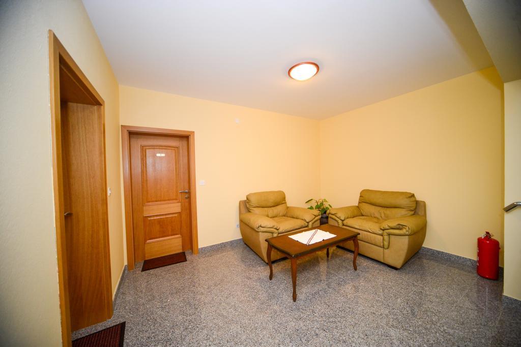 Apartments Dalmacija Starigrad Paklenica Exterior photo